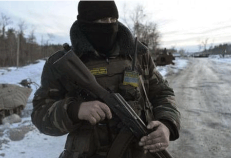 Khủng hoảng Ukraine: EU đắn đo trước cuộc chiến cuối cùng - 1 Lính Ukraine đứng gác ở một ngôi làng tại Luganska, ngày 24/1