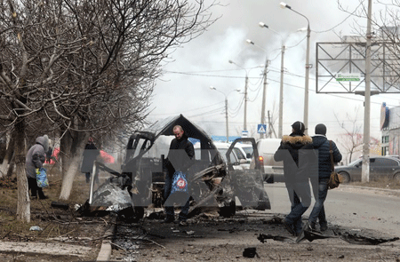 Nga hối phương Tây dừng ủng hộ lực lượng chiến tranh ở Ukraine - 1 Xe ôtô bị cháy sau vụ nã pháo tại thành phố Mariupol, miền Đông Ukraine. (Nguồn: AFP/TTXVN)