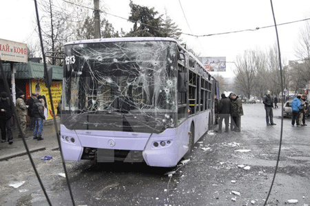 Putin: Chỉ có thể giải quyết xung đột Ukraine bằng con đường hòa bình - 1 Một chiếc xe bị hư hại do trúng đạn pháo tại Donetsk (nguồn: THX/TTXVN)