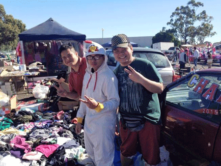 Các thành viên MOVSA bán hàng tại một khu chợ Melbourne (ảnh: MOVSA)