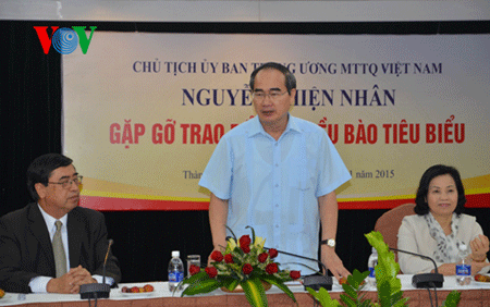 Chủ tịch Ủy ban MTTQ Việt Nam Nguyễn Thiện Nhân gặp gỡ kiều bào - 1 Chủ tịch MTTQ Việt Nam trò chuyện với kiều bào