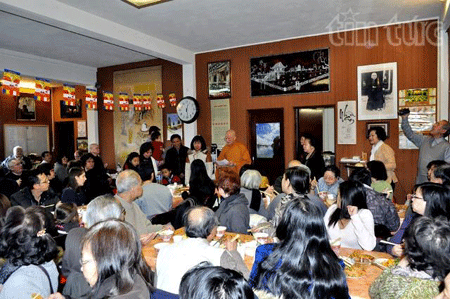 Phật tử Việt Nam tại Pháp hướng về quê hương - 1 Đông đảo bà con Phật tử đã đến chùa Trúc Lâm Thiền Viện thưởng thức cơm chay và làm từ thiện