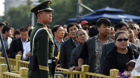 Cảnh sát kiểm tra an ninh tại lối vào quảng trường Thiên An Môn