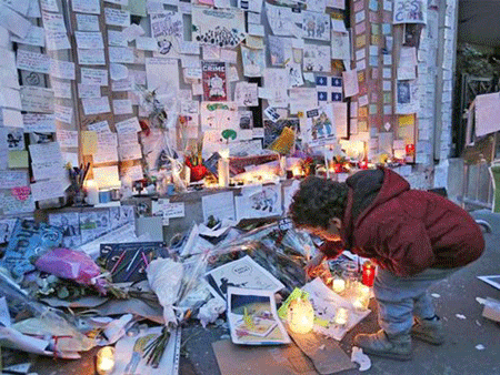 Những mảnh giấy viết tưởng niệm dành cho 17 nạn nhân trong các vụ tấn công tại Pháp vừa qua