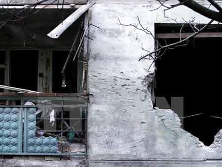 Tình báo Mỹ: Nga muốn đảm bảo một hành lang trên bộ ở Đông Ukraine - 1 Một tòa nhà bị phá hủy sau vụ tấn công ở Mariupol ngày 24/1 (Nguồn: AFP/TTXVN)