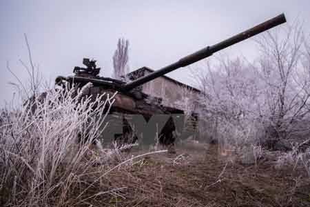 Phe ly khai xác nhận 500 lính Ukraine bị vây hãm tại Debaltsevo - 1 Xe bọc thép Ukraine gần căn cứ quân sự ở làng Peski, vùng Donetsk ngày 16/2 (Nguồn: AFP/ TTXVN)