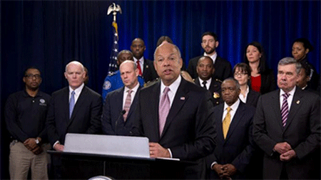 Bộ trưởng Bộ An ninh nội địa Johnson phát biểu tại một cuộc họp ở Wasington hôm 23-2 (Ảnh: AP)