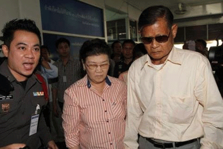 Cha mẹ cựu Vương phi Thái Lan nhận tội khi quân - 1 Ông Apiruj Suwadee (phải) và bà Wanthanee Suwadee (giữa) bị cảnh sát bắt hôm 27/2
