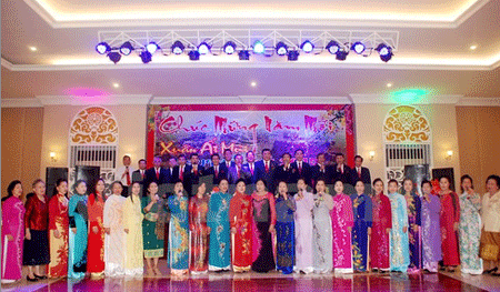 Gặp mặt đầu Xuân ấm áp tình người của Việt kiều Xiengkhuang - 1 Gặp mặt đầu Xuân ấm áp tình người của Việt kiều Xiengkhuang