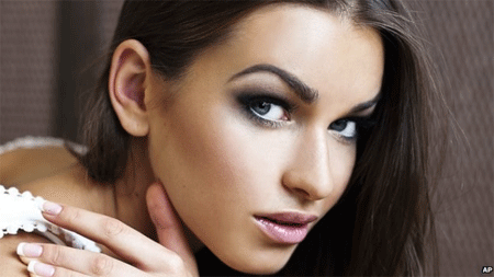 Người tình cựu Phó Thủ tướng Nga bị sát hại được trở về quê hương - 1 Người đẹp 23 tuổi người Ukraina - là người đã đi cùng ông Nemtsov khi án mạng xảy ra tối 27.2