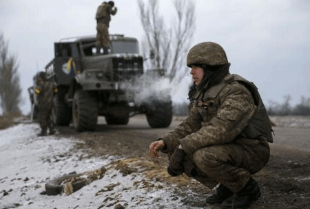 Chính biến Ukraine lộ ra "cơn ác mộng" nước Mỹ - 4 Lính Ukraine trong một chốt chặn gần Mariupol