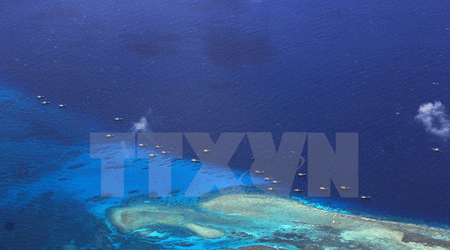 Tàu đánh cá Trung Quốc neo đậu tại bãi đá ngầm Chữ Thập ngày 17/7/2012 (Ảnh: AFP/TTXVN)