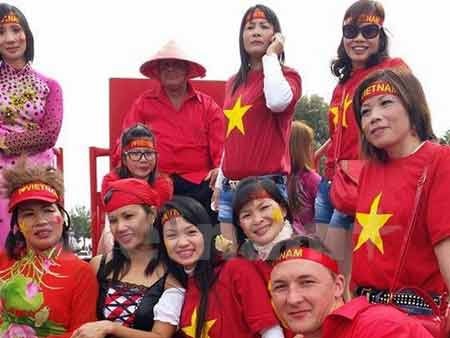 Tà áo dài Việt Nam khoe sắc trong Lễ hội Carnaval tại Cyprus - 2 Tà áo dài Việt Nam khoe sắc trong Lễ hội Carnaval tại Cyprus