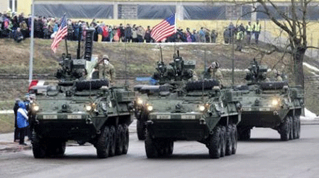 NATO duyệt binh gần Nga, Trung Quốc bất ngờ đánh tiếng - 1 Xe bọc thép của Mỹ có mặt trong cuộc duyệt binh
