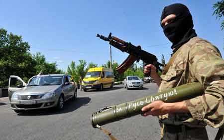 Phe đối lập hứa sẽ trưng cầu ý dân nếu Chính quyền Ukraine thay đổi - 1 Một thành viên lực lượng vũ trang đối lập Ukaine tại một chốt kiểm soát (ảnh: businessweek)