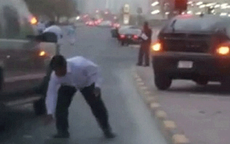 "Mưa” tiền ở Dubai khiến giao thông hỗn loạn - 1 Người dân Dubai rời khỏi ô tô ra đường nhặt tiền (ảnh: Daily Mail)