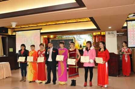 Lao động Việt Nam tại Ma Cao hân hoan đón Tết cổ truyền - 2 Tổng Lãnh sự Hoàng Chí Trung chúc mừng các lao động Việt Nam tiêu biểu ở Ma Cao được nhận Giấy khen