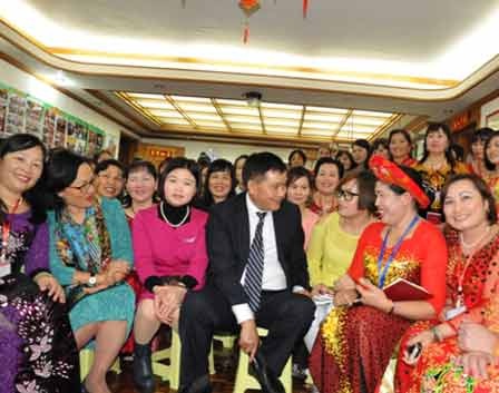 Lao động Việt Nam tại Ma Cao hân hoan đón Tết cổ truyền - 1 Tổng Lãnh sự Hoàng Chí Trung thăm hỏi, chúc Tết lao động Việt Nam tại Ma Cao.