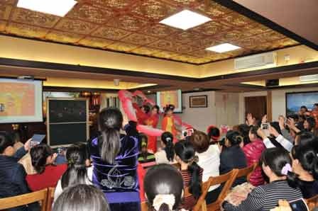 Lao động Việt Nam tại Ma Cao hân hoan đón Tết cổ truyền - 3 Một tiết mục “cây nhà lá vườn” được bà con nhiệt liệt hưởng ứng