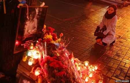 Hàng vạn người Nga xuống đường biểu tình phản đối Maidan - 1 Thắp nến tưởng niệm các nạn nhân trong vụ thảm sát Maidan (Nguồn: Getty)