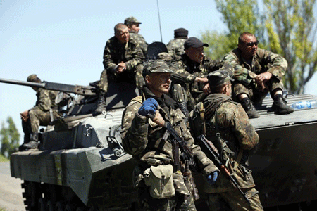 Ukraine: Chiến sự tiếp tục diễn biến căng thẳng gần Mariupol - 1 Quân đội Ukraine tại Mariupol (Ảnh: ibtimes.co.uk)