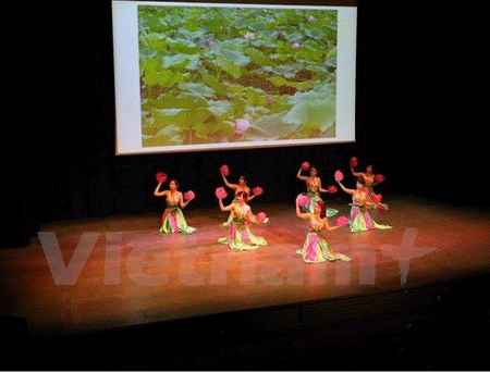 Du học sinh Việt Nam quảng bá văn hóa quê hương trên đất Anh - 1 Tiết mục Múa sen trong đêm Culture Night 2015 (Ảnh do VietBath cung cấp)