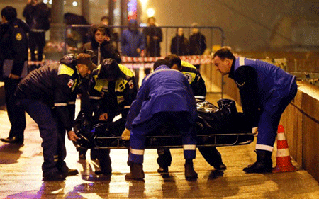 Phân tích các âm mưu trong vụ ám sát chính trị gia Nga đối lập Nemtsov - 1 Thi thể ông Nemtsov được các nhân viên y tế đưa đi (ảnh: Shemetov)