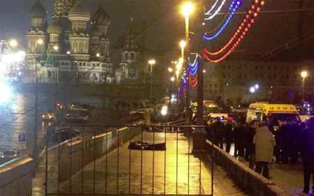 Phân tích các âm mưu trong vụ ám sát chính trị gia Nga đối lập Nemtsov - 2 Thi thể ông Nemtsov nằm tại hiện trường gần điện Kremlin (ảnh: Meduza)