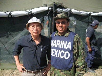 Ông Nguyễn Hữu Động (trái)