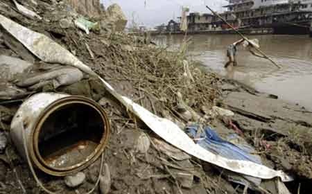 Sông Trung Quốc “chảy” sang Australia - 1 Một dòng sông ô nhiễm ở Trung Quốc