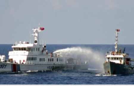 Tàu Trung Quốc phun vòi rồng vào tàu chấp pháp của Việt Nam