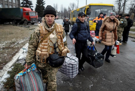 Cuộc sống trong mưa đạn pháo ở thành phố miền Đông Ukraine - 2 Người dân Debaltseve đi chạy nạn
