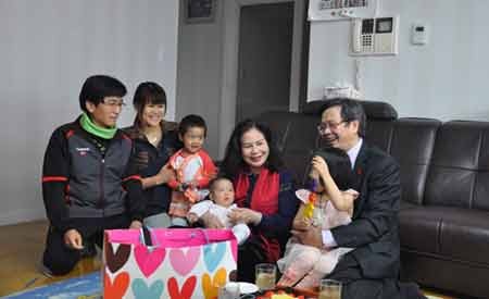 Đại sứ Phạm Hữu Chí và phu nhân đến thăm gia đình chị Bùi Thị Thanh Lý