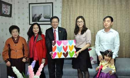 Đại sứ Phạm Hữu Chí và Phu nhân đến thăm gia đình chị Ngô Thị Thu Hiền