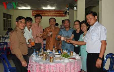 Lưu học sinh Việt Nam tại Lào đón Tết cổ truyền Ất Mùi - 1 Tiến sĩ Xái-khỏng và ban lãnh đạo Nhà trường