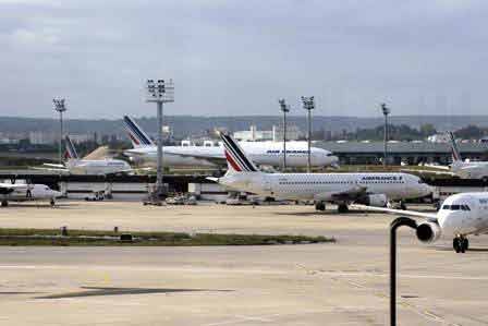 Máy bay Pháp hạ cánh khẩn cấp ở Nga - 1 Máy bay của Hãng hàng không Air France tại sân bay Orly, Pháp (Ảnh: AFP/TTXVN)