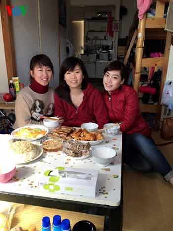 Tết của người Việt nơi xứ Hoa Anh đào - 2 Từ trái qua phải, Vân Anh-Huyền- Hoa đang học tập tại trường tiếng Shumei tại tỉnh Kobe Nhật Bản