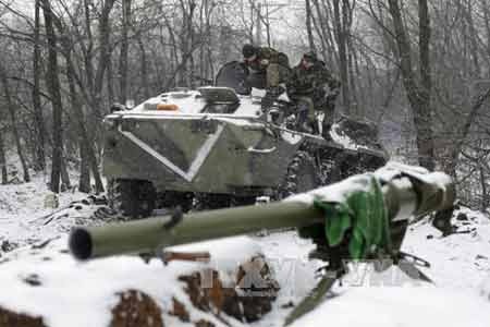 Những đơn vị nào của Ukraine kẹt trong chảo lửa Debaltsevo - 1 Xe bọc thép Ukraine tuần tra gần thị trấn Svitlodarsk, gần Donetsk ngày 16/2 (Ảnh: AFP/ TTXVN)