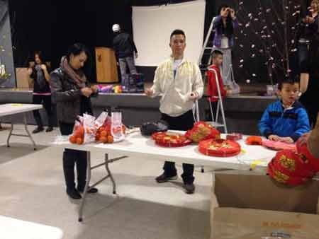 Canada: Kiều bào gói bánh chưng, gắn đào… đón Tết - 1 Canada: Kiều bào gói bánh chưng, gắn đào… đón Tết