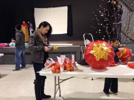 Canada: Kiều bào gói bánh chưng, gắn đào… đón Tết - 7 Chị Ngô Thị Minh Lợi (quê Quảng Ninh) sang định cư tại Canada gần 20 năm