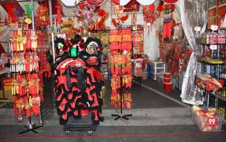 Chợ hoa Tết Phước-Lộc-Thọ của người Việt tại Mỹ tưng bừng đón Xuân - 4 Một quầy bán các vật dụng trang trí Tết