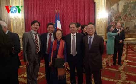 Tổng thống Pháp chúc Tết châu Á - 2 Đại sứ Nguyễn Ngọc Sơn cùng các đại diện người Việt tại buổi lễ
