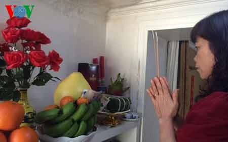 Những người gìn giữ hương vị Tết cổ truyền Việt Nam ở Bắc Kinh - 1 Chị Lan bày biện bàn thờ gia tiên theo phong tục của người Việt Nam. (Ảnh: Hà Thắng)