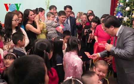 Cán bộ, nhân viên Đại sứ quán Việt Nam tại Nga mừng Xuân mới Ất Mùi - 1 Cán bộ, nhân viên Đại sứ quán Việt Nam tại Nga mừng Xuân mới Ất Mùi