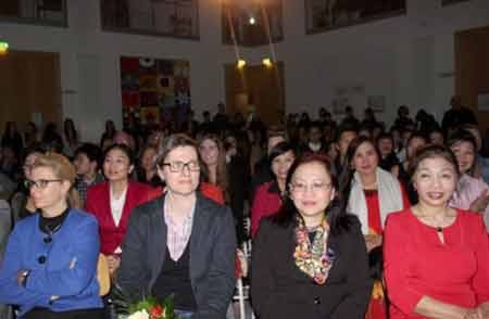 Người Việt thế hệ thứ 2 ở Đức vui đón Tết Ất Mùi - 1 Đại sứ Nguyễn Thị Hoàng Anh (thứ 2 từ phải qua) tham dự chương trình