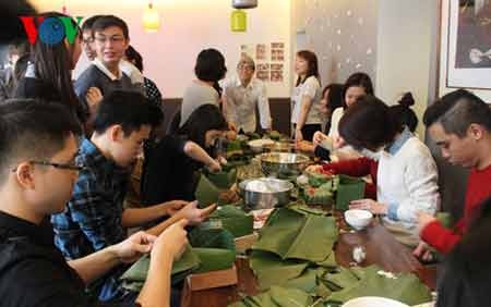 Gói bánh chưng Tết ở thủ đô Paris, Pháp - 1 Gói bánh chưng Tết ở thủ đô Paris, Pháp