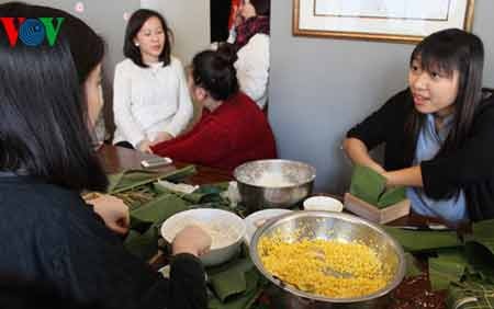 Gói bánh chưng Tết ở thủ đô Paris, Pháp - 4 Gói bánh chưng Tết ở thủ đô Paris, Pháp
