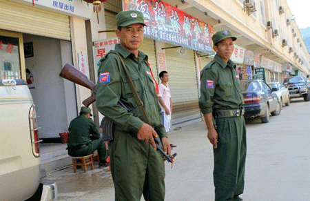 Giao tranh ở miền Bắc Myanmar, gần 50 binh sỹ thiệt mạng - 1 Lực lượng của Kokang triển khai trước một khu chợ tại bang Shan (Ảnh: AFP)