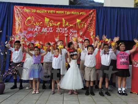 Cộng đồng người Việt khắp nơi tưng bừng đón Tết cổ truyền - 5 Bạn bè quốc tế tham quan khu vực chợ Tết (Ảnh: Hương giang/Vietnam+)