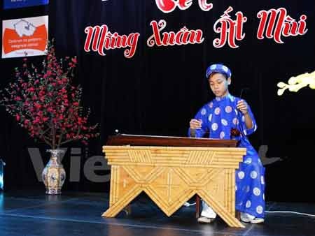 Người Việt ở Séc đón Tết cổ truyền - 2 Độc tấu đàn bầu tại Dạ tiệc đón Xuân Ất Mùi ở thành phố Pardubice (Ảnh: Ngọc Mai/Vietnam+)